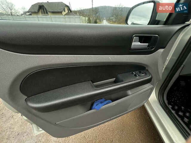 Серый Форд Фокус, объемом двигателя 1.6 л и пробегом 295 тыс. км за 4100 $, фото 10 на Automoto.ua