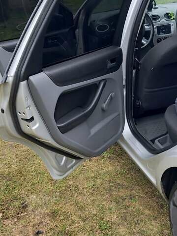 Серый Форд Фокус, объемом двигателя 1.6 л и пробегом 232 тыс. км за 5300 $, фото 13 на Automoto.ua