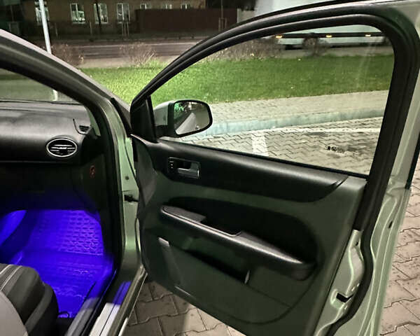 Серый Форд Фокус, объемом двигателя 1.8 л и пробегом 235 тыс. км за 5900 $, фото 16 на Automoto.ua