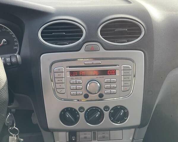 Сірий Форд Фокус, об'ємом двигуна 1.6 л та пробігом 318 тис. км за 5200 $, фото 1 на Automoto.ua