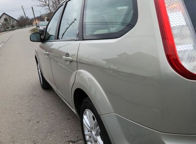 Серый Форд Фокус, объемом двигателя 1.6 л и пробегом 160 тыс. км за 6650 $, фото 6 на Automoto.ua