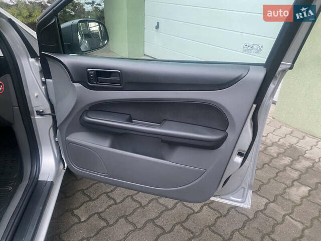 Серый Форд Фокус, объемом двигателя 1.6 л и пробегом 228 тыс. км за 4650 $, фото 18 на Automoto.ua