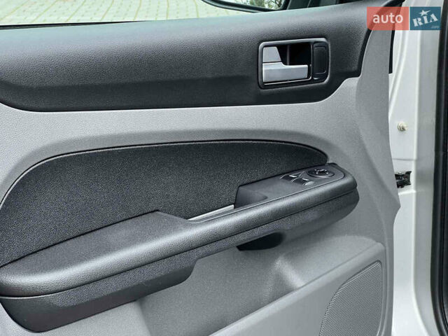 Серый Форд Фокус, объемом двигателя 1.56 л и пробегом 221 тыс. км за 5500 $, фото 8 на Automoto.ua