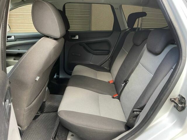 Серый Форд Фокус, объемом двигателя 1.6 л и пробегом 260 тыс. км за 3899 $, фото 7 на Automoto.ua