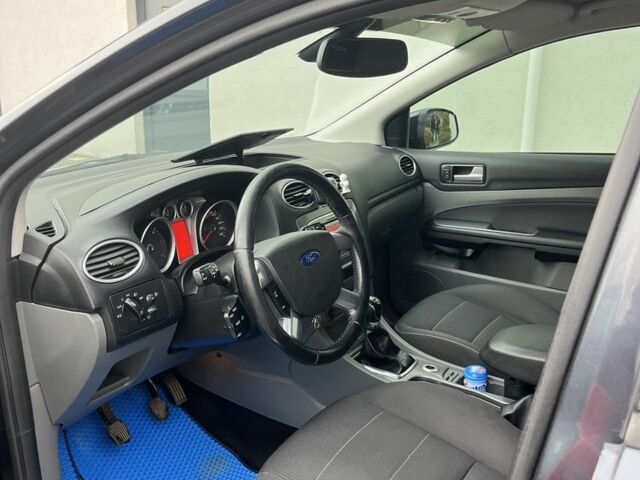 Серый Форд Фокус, объемом двигателя 1.6 л и пробегом 330 тыс. км за 6500 $, фото 5 на Automoto.ua