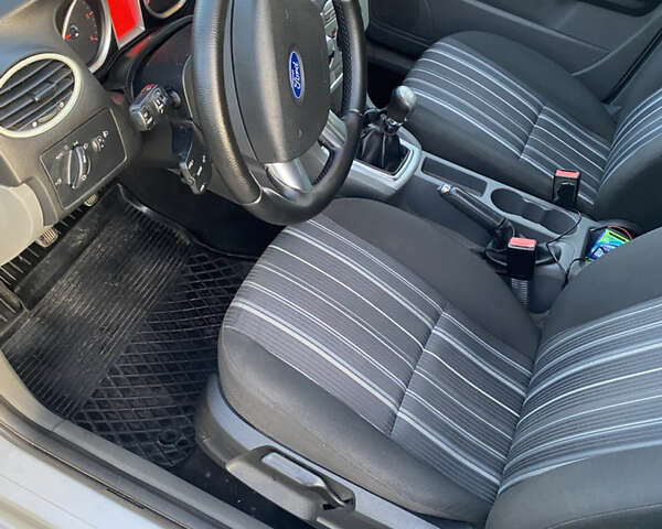 Серый Форд Фокус, объемом двигателя 1.56 л и пробегом 350 тыс. км за 4800 $, фото 10 на Automoto.ua