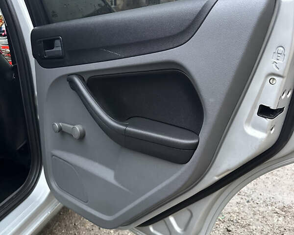 Серый Форд Фокус, объемом двигателя 1.6 л и пробегом 337 тыс. км за 5000 $, фото 20 на Automoto.ua