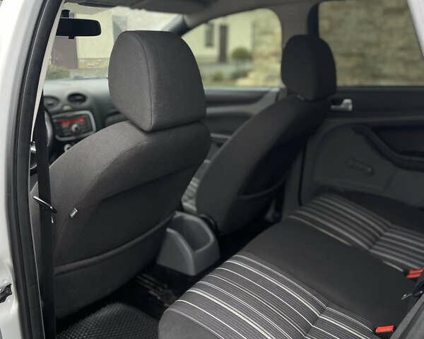 Серый Форд Фокус, объемом двигателя 1.6 л и пробегом 315 тыс. км за 4650 $, фото 23 на Automoto.ua