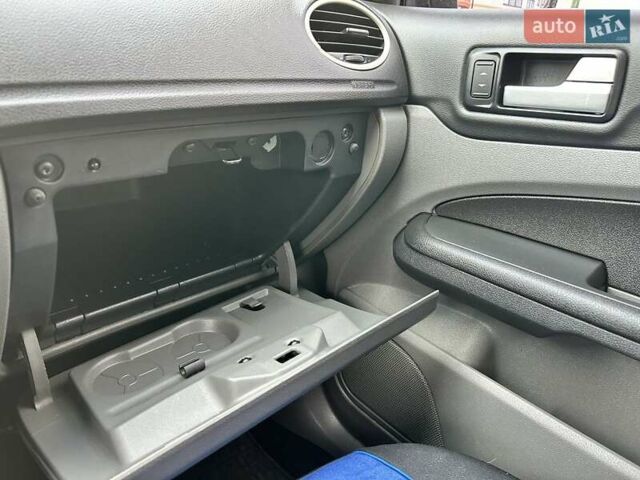 Сірий Форд Фокус, об'ємом двигуна 1.8 л та пробігом 304 тис. км за 4600 $, фото 6 на Automoto.ua