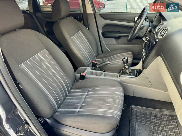 Серый Форд Фокус, объемом двигателя 1.6 л и пробегом 230 тыс. км за 5500 $, фото 14 на Automoto.ua