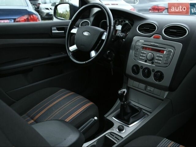 Серый Форд Фокус, объемом двигателя 1.6 л и пробегом 231 тыс. км за 5200 $, фото 6 на Automoto.ua