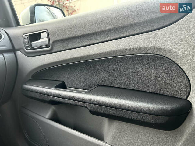 Сірий Форд Фокус, об'ємом двигуна 1.6 л та пробігом 165 тис. км за 6499 $, фото 79 на Automoto.ua