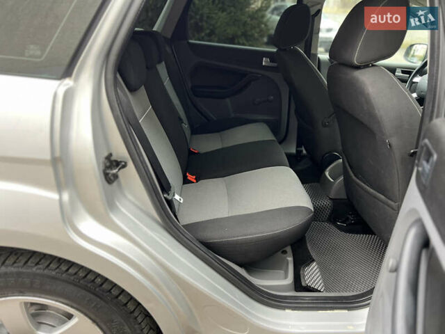 Серый Форд Фокус, объемом двигателя 1.6 л и пробегом 264 тыс. км за 4150 $, фото 46 на Automoto.ua