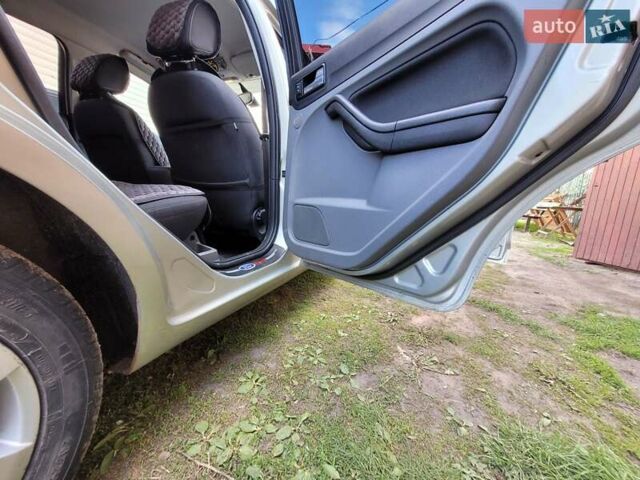 Серый Форд Фокус, объемом двигателя 1.8 л и пробегом 197 тыс. км за 6600 $, фото 10 на Automoto.ua