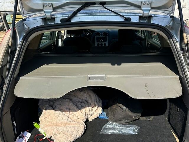 Серый Форд Фокус, объемом двигателя 1.6 л и пробегом 225 тыс. км за 4600 $, фото 4 на Automoto.ua