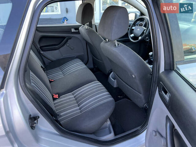 Сірий Форд Фокус, об'ємом двигуна 1.6 л та пробігом 216 тис. км за 4250 $, фото 24 на Automoto.ua