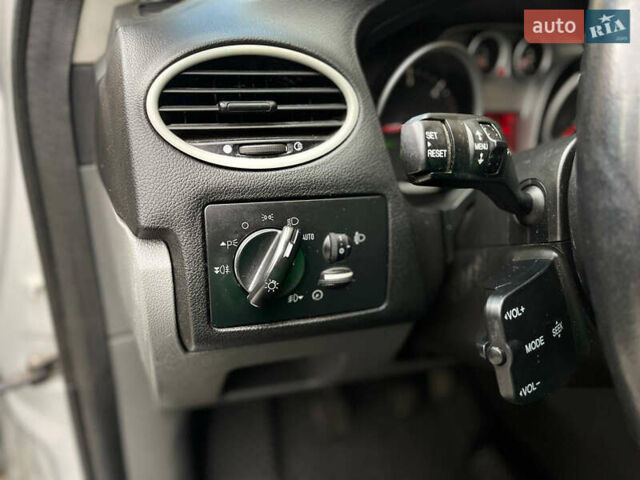 Серый Форд Фокус, объемом двигателя 1.6 л и пробегом 264 тыс. км за 3900 $, фото 11 на Automoto.ua