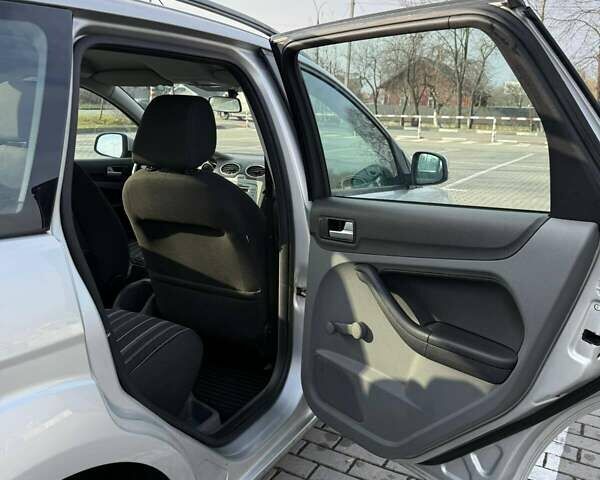 Серый Форд Фокус, объемом двигателя 1.56 л и пробегом 222 тыс. км за 5200 $, фото 7 на Automoto.ua