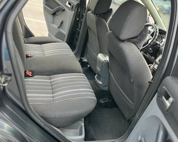 Серый Форд Фокус, объемом двигателя 1.6 л и пробегом 315 тыс. км за 5600 $, фото 12 на Automoto.ua