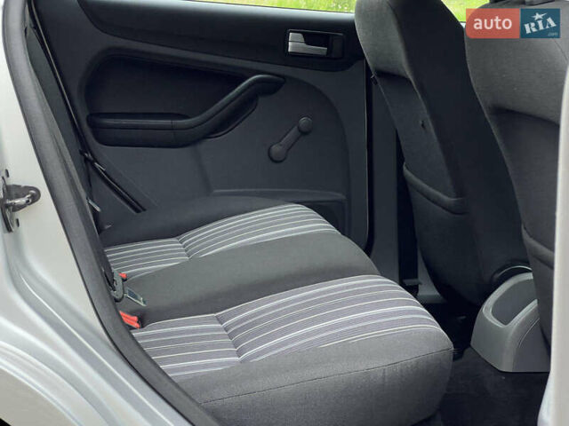 Серый Форд Фокус, объемом двигателя 1.56 л и пробегом 221 тыс. км за 5500 $, фото 9 на Automoto.ua