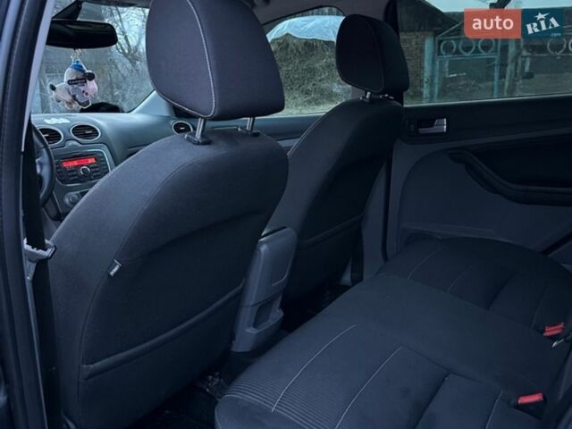 Серый Форд Фокус, объемом двигателя 1.8 л и пробегом 208 тыс. км за 5850 $, фото 12 на Automoto.ua