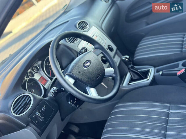 Серый Форд Фокус, объемом двигателя 1.6 л и пробегом 210 тыс. км за 5200 $, фото 2 на Automoto.ua