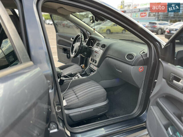 Серый Форд Фокус, объемом двигателя 1.6 л и пробегом 315 тыс. км за 5600 $, фото 7 на Automoto.ua