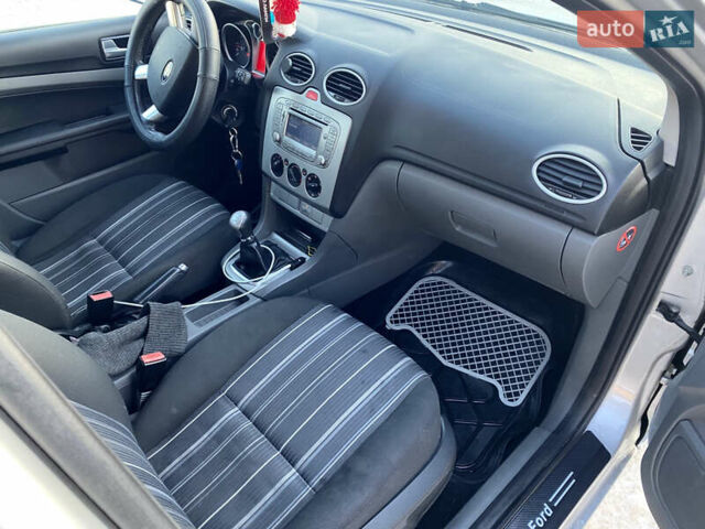 Серый Форд Фокус, объемом двигателя 1.56 л и пробегом 315 тыс. км за 5300 $, фото 27 на Automoto.ua