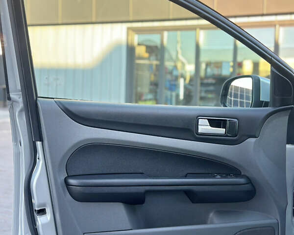 Серый Форд Фокус, объемом двигателя 1.6 л и пробегом 210 тыс. км за 5200 $, фото 37 на Automoto.ua