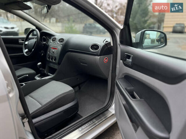 Серый Форд Фокус, объемом двигателя 1.6 л и пробегом 264 тыс. км за 4150 $, фото 42 на Automoto.ua