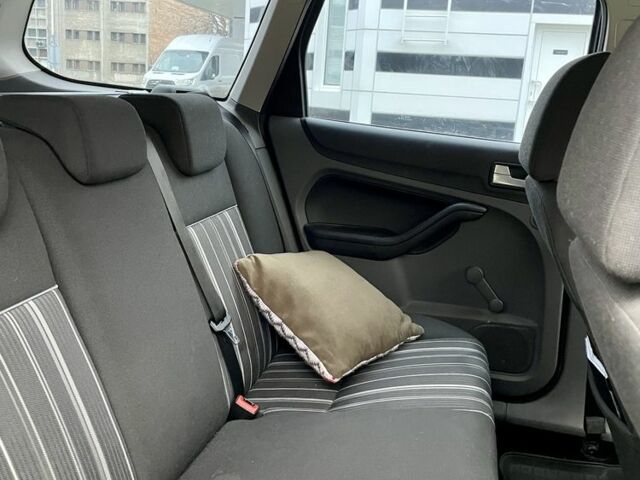 Серый Форд Фокус, объемом двигателя 1.6 л и пробегом 266 тыс. км за 5700 $, фото 6 на Automoto.ua