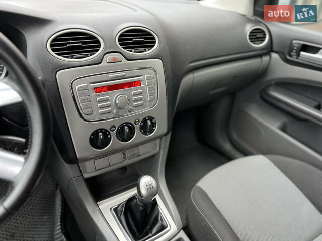 Серый Форд Фокус, объемом двигателя 1.6 л и пробегом 264 тыс. км за 4150 $, фото 16 на Automoto.ua