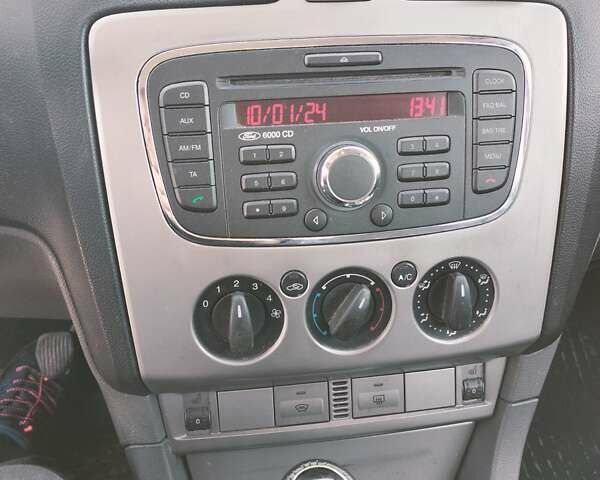 Серый Форд Фокус, объемом двигателя 1.6 л и пробегом 466 тыс. км за 3000 $, фото 3 на Automoto.ua