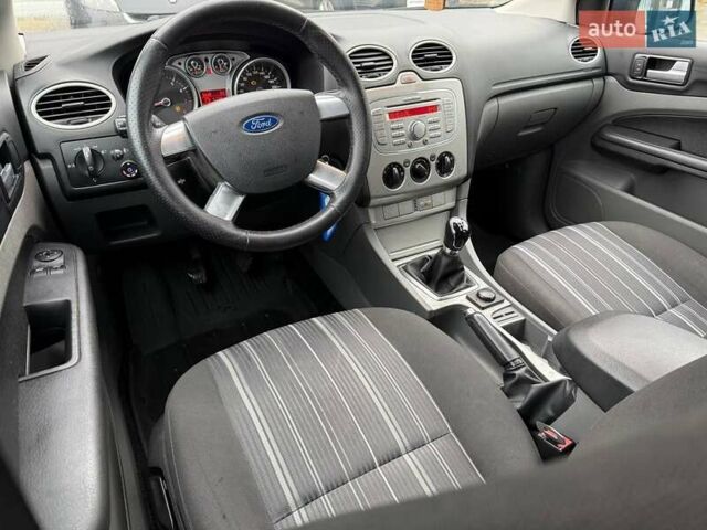 Серый Форд Фокус, объемом двигателя 1.6 л и пробегом 278 тыс. км за 5500 $, фото 12 на Automoto.ua