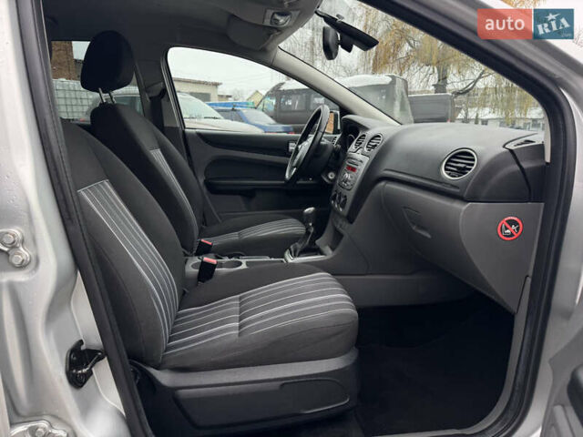 Серый Форд Фокус, объемом двигателя 1.6 л и пробегом 250 тыс. км за 5250 $, фото 24 на Automoto.ua