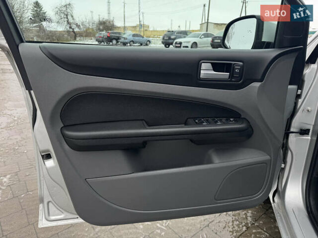 Серый Форд Фокус, объемом двигателя 1.6 л и пробегом 250 тыс. км за 5250 $, фото 21 на Automoto.ua