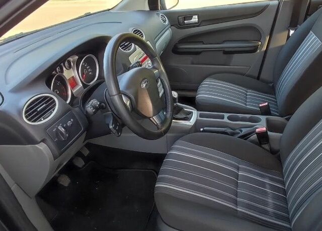 Серый Форд Фокус, объемом двигателя 1.6 л и пробегом 218 тыс. км за 2300 $, фото 7 на Automoto.ua