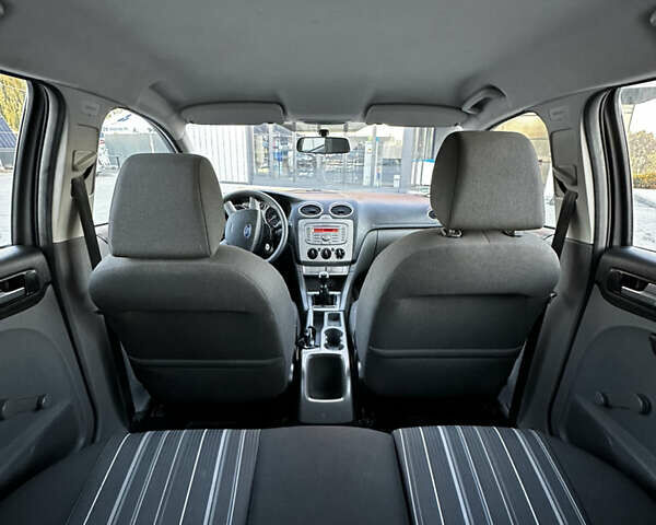 Серый Форд Фокус, объемом двигателя 1.6 л и пробегом 210 тыс. км за 5200 $, фото 93 на Automoto.ua