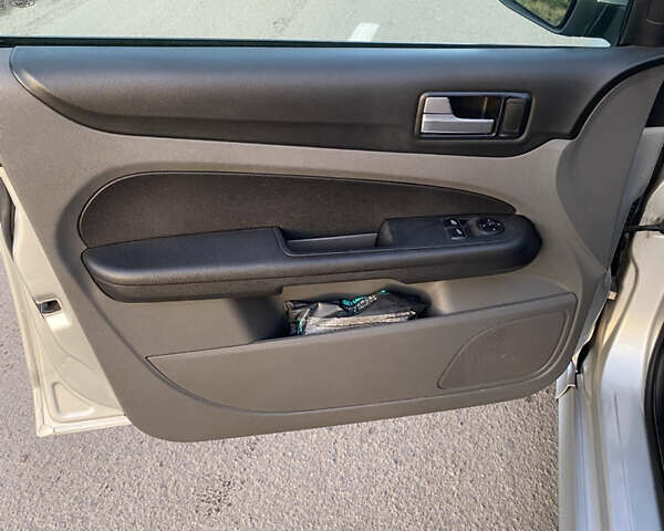 Серый Форд Фокус, объемом двигателя 1.56 л и пробегом 350 тыс. км за 4800 $, фото 9 на Automoto.ua