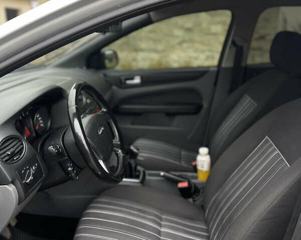 Серый Форд Фокус, объемом двигателя 1.6 л и пробегом 315 тыс. км за 4650 $, фото 20 на Automoto.ua