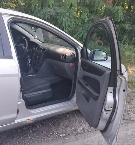 Серый Форд Фокус, объемом двигателя 1.6 л и пробегом 425 тыс. км за 4200 $, фото 15 на Automoto.ua