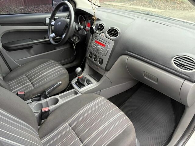 Серый Форд Фокус, объемом двигателя 1.6 л и пробегом 288 тыс. км за 5300 $, фото 5 на Automoto.ua