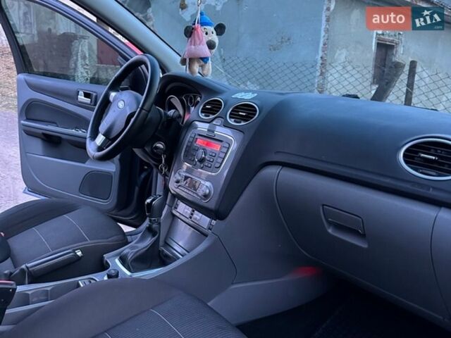 Серый Форд Фокус, объемом двигателя 1.8 л и пробегом 208 тыс. км за 5850 $, фото 8 на Automoto.ua