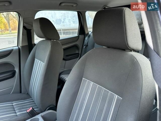 Сірий Форд Фокус, об'ємом двигуна 1.56 л та пробігом 290 тис. км за 4850 $, фото 64 на Automoto.ua