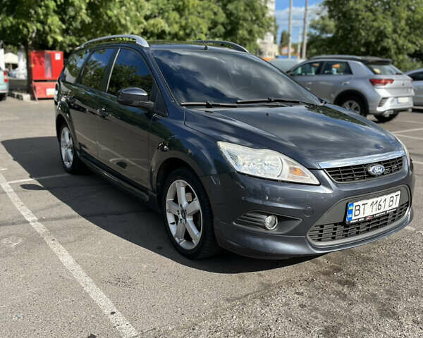 Серый Форд Фокус, объемом двигателя 1.6 л и пробегом 315 тыс. км за 5600 $, фото 1 на Automoto.ua