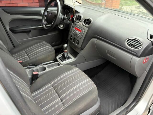 Серый Форд Фокус, объемом двигателя 1.6 л и пробегом 288 тыс. км за 5300 $, фото 8 на Automoto.ua