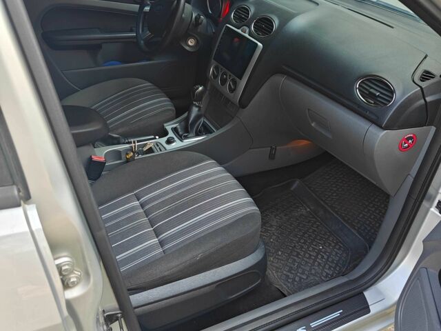 Серый Форд Фокус, объемом двигателя 1.6 л и пробегом 299 тыс. км за 5500 $, фото 2 на Automoto.ua