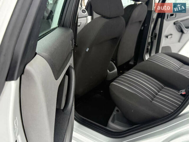 Серый Форд Фокус, объемом двигателя 1.6 л и пробегом 225 тыс. км за 4399 $, фото 44 на Automoto.ua