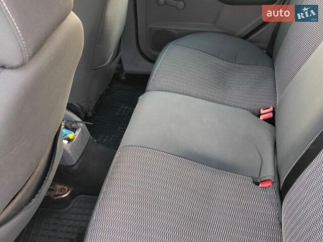 Серый Форд Фокус, объемом двигателя 1.6 л и пробегом 277 тыс. км за 4900 $, фото 6 на Automoto.ua