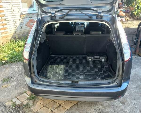 Серый Форд Фокус, объемом двигателя 1.6 л и пробегом 270 тыс. км за 5400 $, фото 3 на Automoto.ua